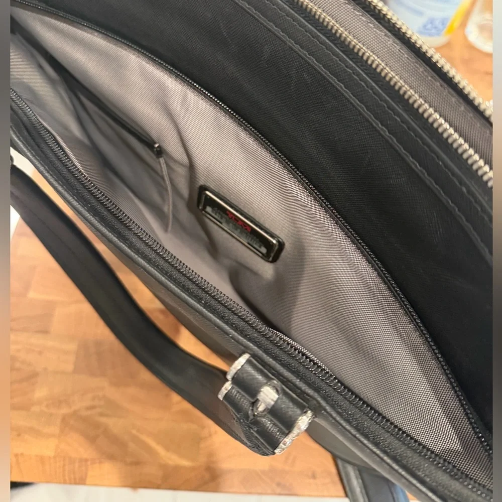 Tumi Astor Regis Black Leather Briefcase Messenger Laptop Bag - 93211D